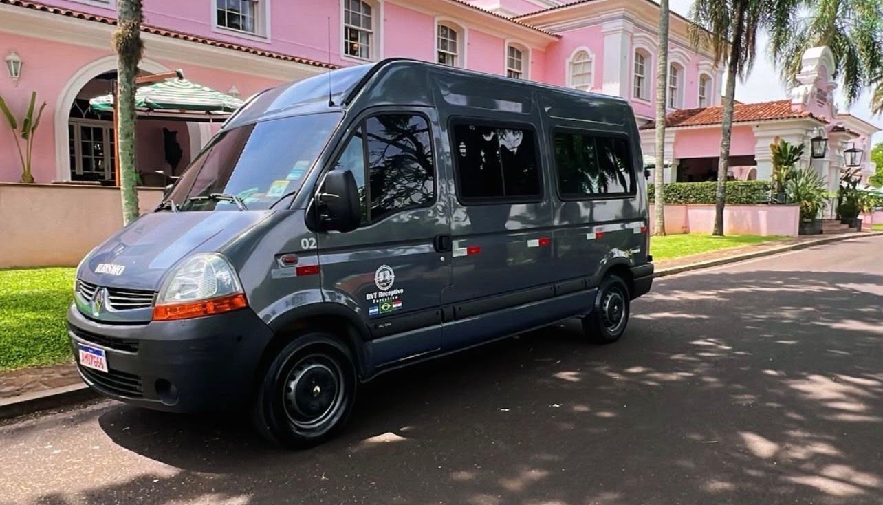 Van executiva da RVT em frente ao Hotel das Cataratas